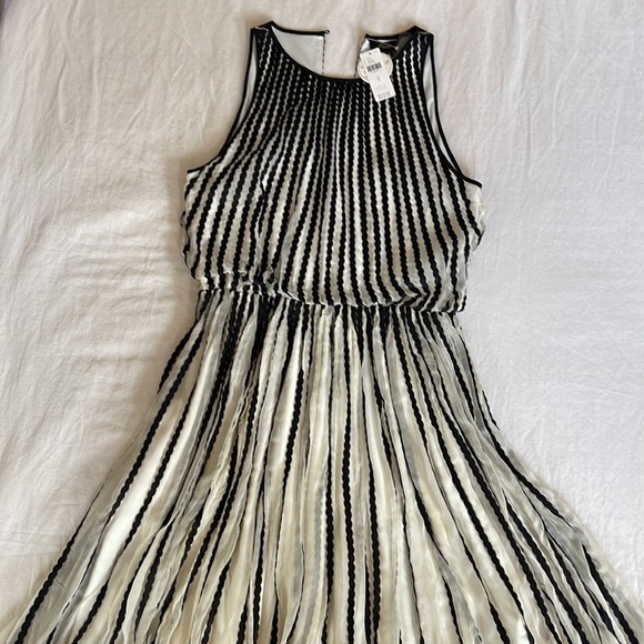 Beautiful dress by Anthropologie - Picture 6 of 9